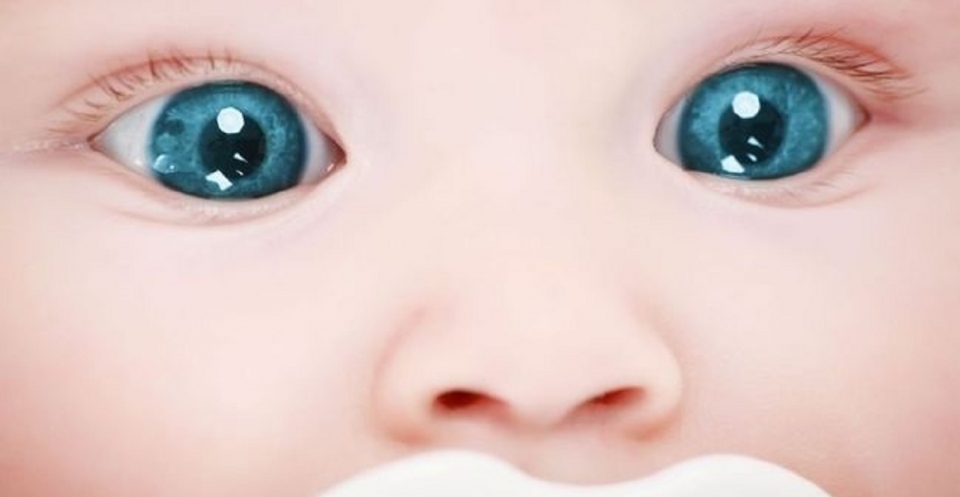 Когда меняется цвет глаз новорождённого